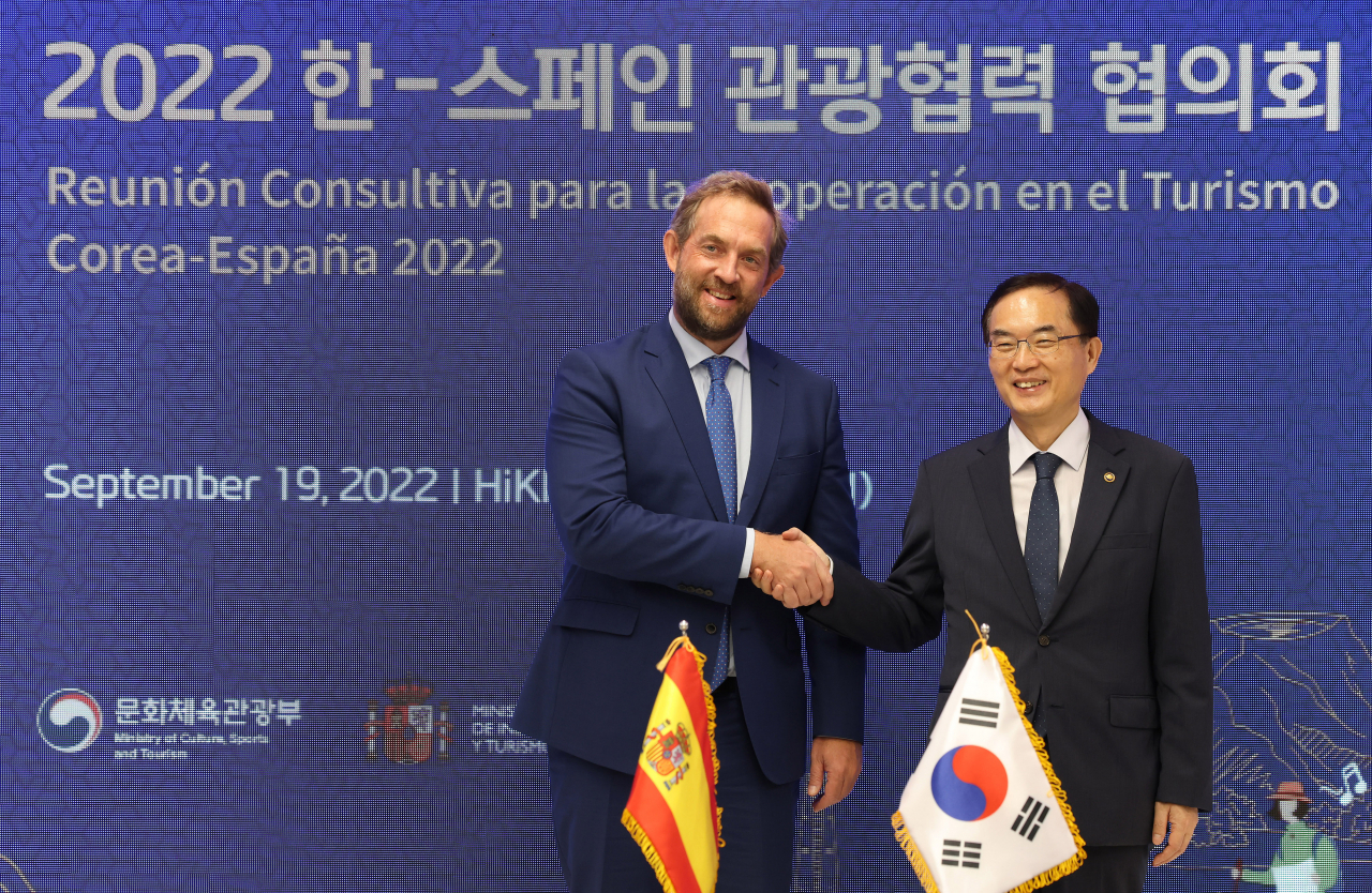 조용만 문화체육관광부 제2차관이 19일 서울 중구 하이커 그라운드에서 열린 2022 한-스페인 관광협력 협의회에 참석해 페르난도 발데스 베렐스트(Fernando Valdes Verelst) 스페인 산업통상관광부 관광차관과 기념촬영을 하고 있다.