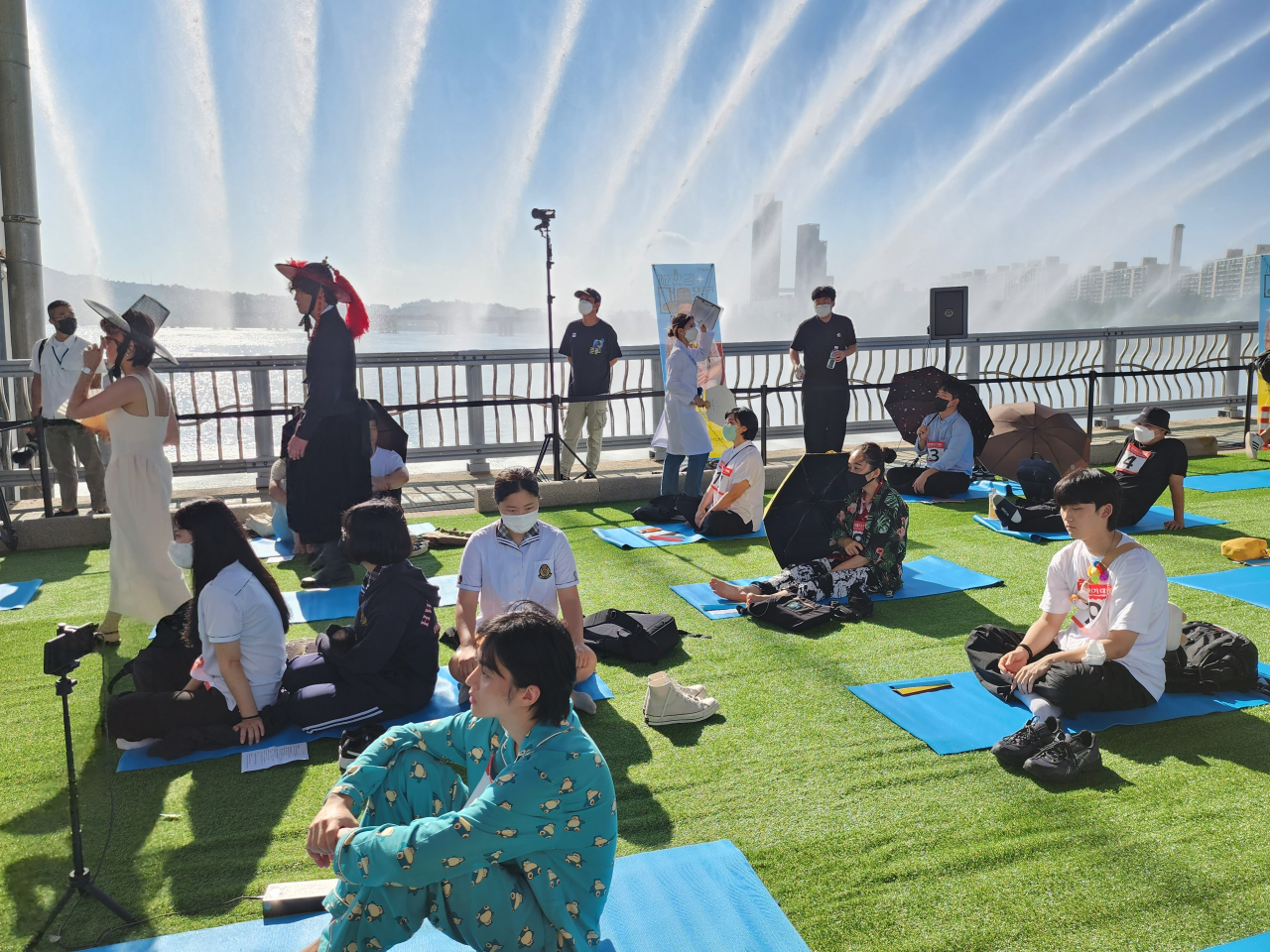 Competitors participate in Hangang Space-out, at Jamsu Bridge in Seoul, Sunday. (Hwang Dong-hee/The Korea Herald)