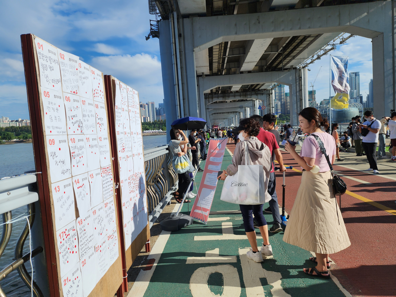 Visitors look at an on-site voting panel where Space-out competition participants wrote their reasons for participating. (Hwang Dong-hee/The Korea Herald)