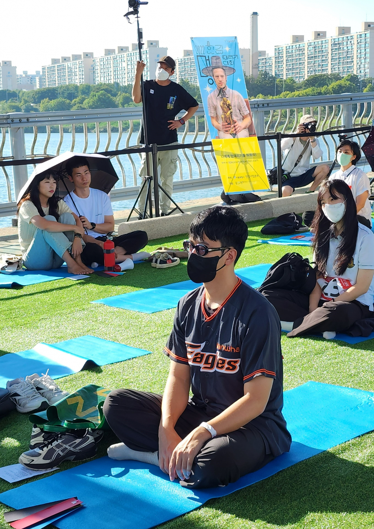 Player No. 27, wearing a Hanwha baseball uniform, participates in the Hangang Space-out competition at Jamsu Bridge in Seoul, Sunday. (Hwang Dong-hee/The Korea Herald)