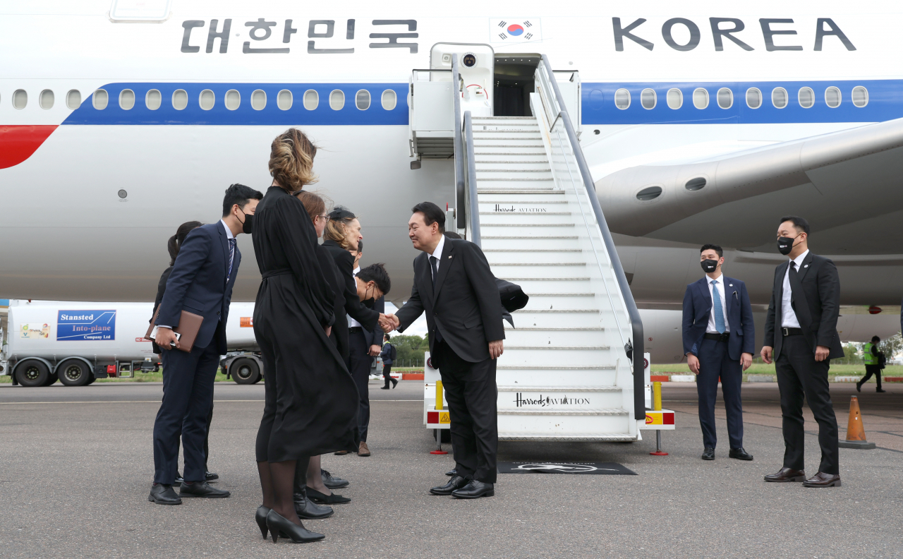윤석열 대통령과 부인 김건희 여사가 18일(현지시간) 영국 런던 스탠스테드공항에 도착해 관계자들의 영접을 받고 있다. [연합]