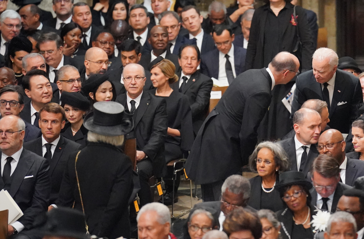 윤석열 대통령과 김건희 여사가 19일 영국 런던 웨스트민스터 사원에서 엄수된 엘리자베스 2세 여왕 장례식에 참석해 있다. 오른쪽은 조 바이든 미국 대통령, 윤 대통령 앞은 에마뉘엘 마크롱 프랑스 대통령. [연합]