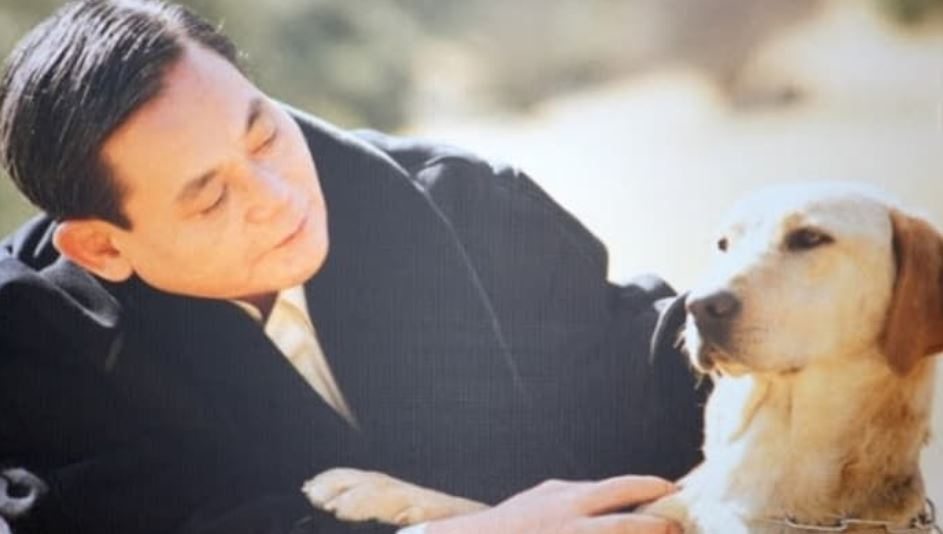 고(故) 이건희 삼성 회장이 개를 바라보는 모습 [삼성 제공]