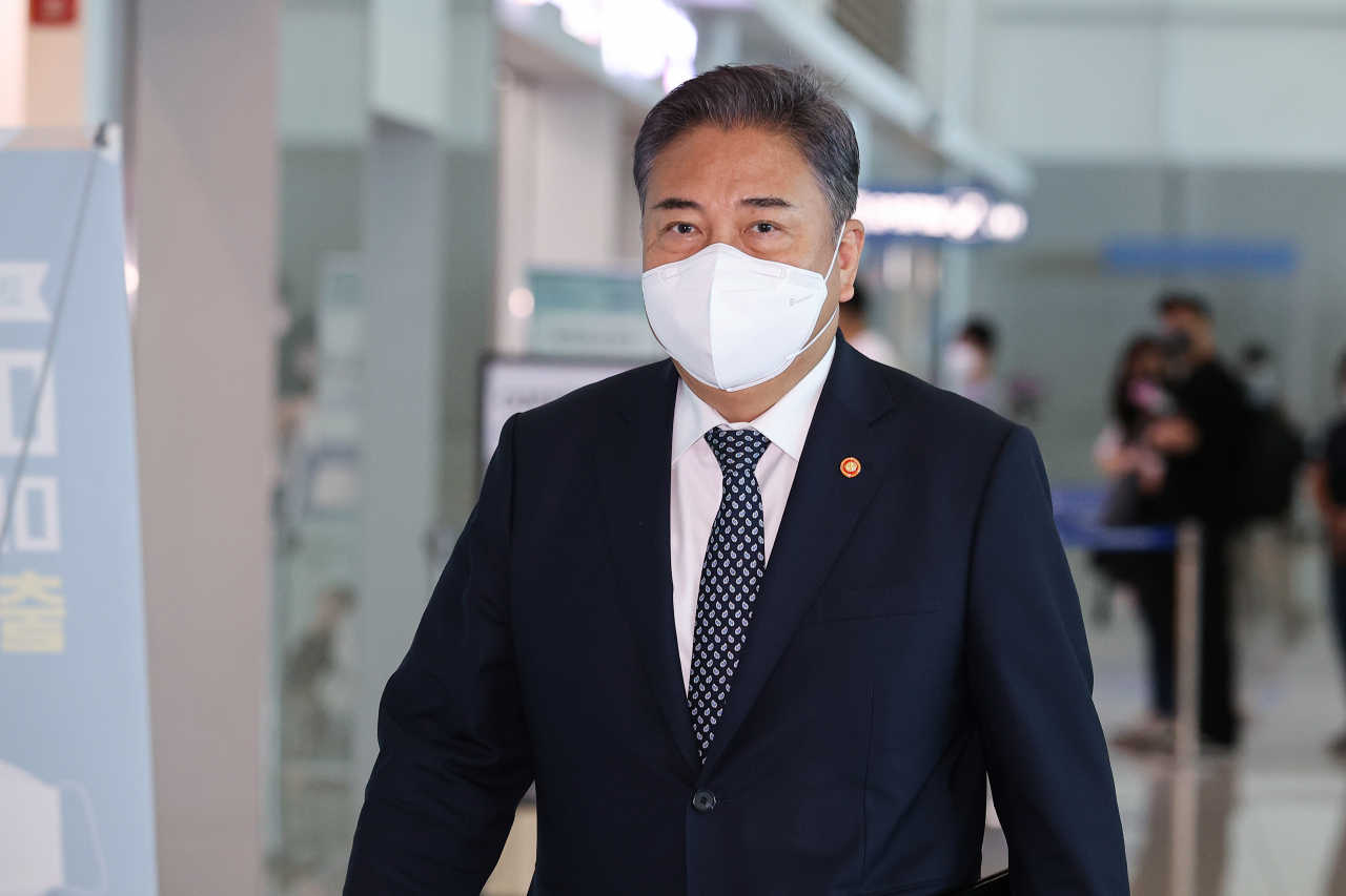 박진 외교부 장관이 18일 오전 윤석열 대통령의 제77차 유엔총회 일정 수행 등을 위해 인천국제공항 제2터미널을 통해 미국 뉴욕으로 출국하고 있다. [연합]