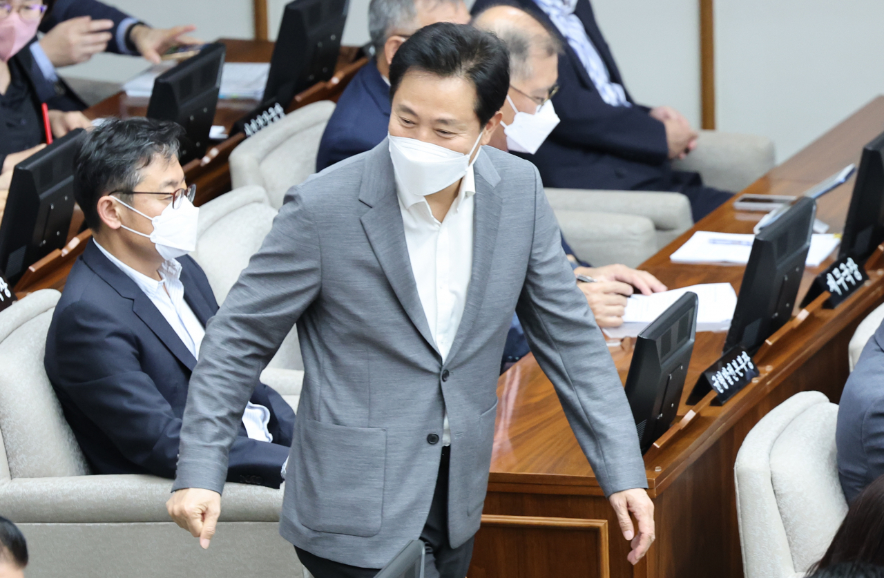 오세훈 서울시장이 14일 제314회 서울시의회 임시회에 입장하고 있다. [연합]