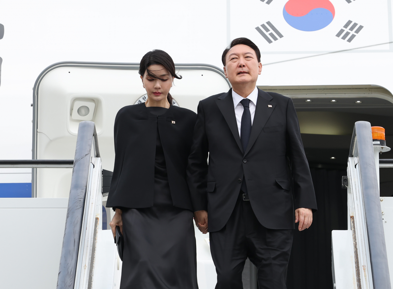 영국, 미국, 캐나다 순방에 나선 윤석열 대통령과 김건희 여사가 지난 18일 오후 영국 런던 스탠스테드 국제공항에 도착, 공군 1호기에서 내리고 있다. 연합뉴스