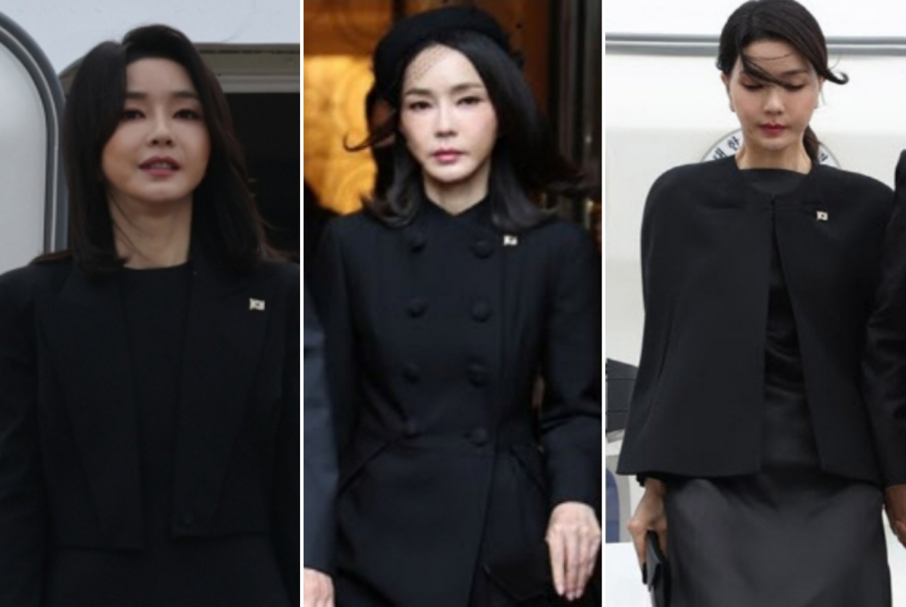 왼쪽 사진부터 김건희 여사가 지난 18일 성남 서울공항에서 인사를 하고 있는 모습. 19일(현지시간) 엘리자베스 2세 여왕의 장례식에 참석하기 위해 런던의 한 호텔을 나서고 있는 모습, 지난 18일 영국 런던 스탠스테드공항에 도착해 공군 1호기에서 내리고 있는 모습. [연합]