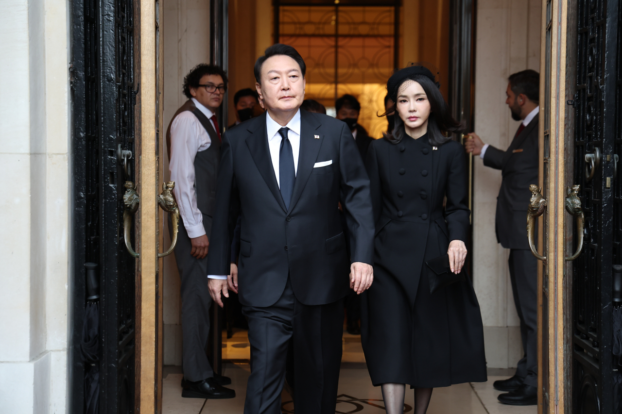 윤석열 대통령과 김건희 여사가 지난 19일 엘리자베스 2세 여왕의 장례식에 참석하기 위해 런던의 한 호텔을 나서고 있다. 연합뉴스