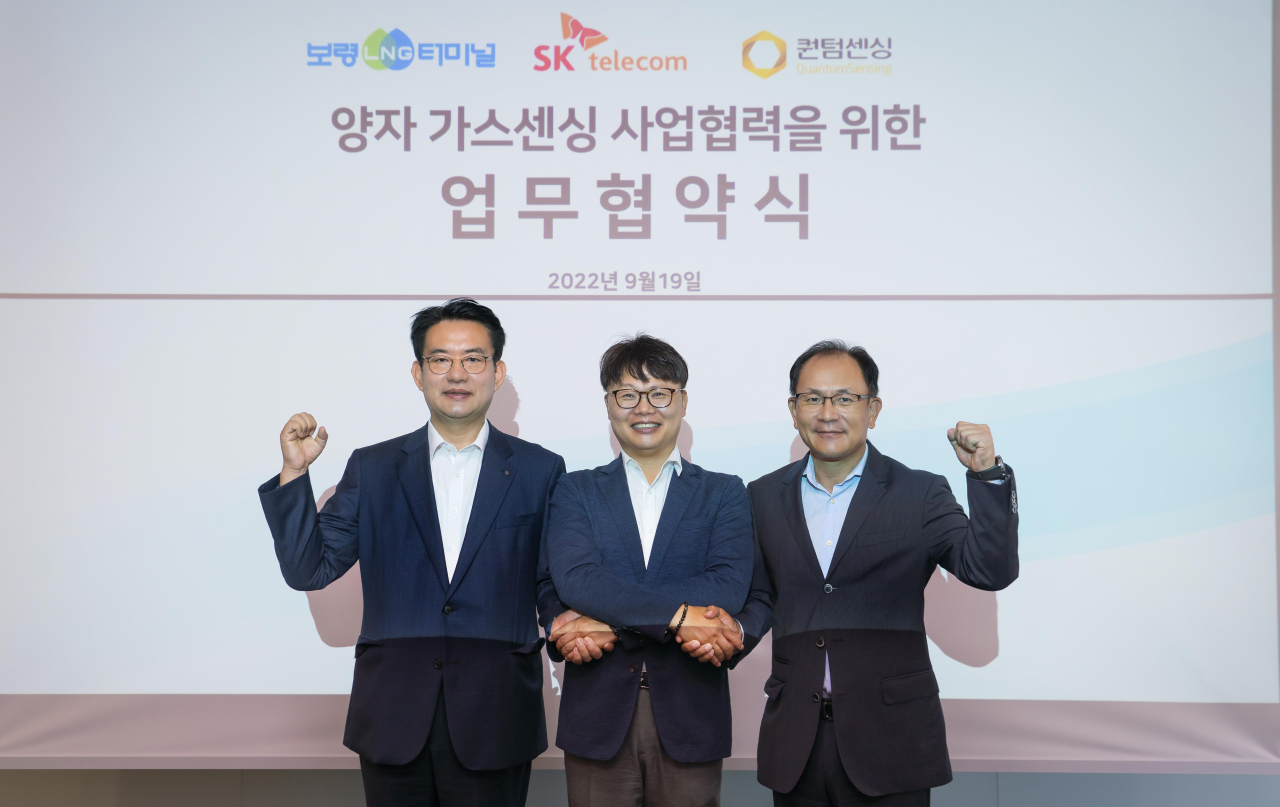 SKT는 양자 기반 가스 센싱 시스템을 보령 LNG 터미널에서 현장 실증한다고 20일 밝혔다. 김동만(왼쪽부터) 퀀텀센싱 대표이사, 김봉진 LNG 터미널 대표이사, 하민용 SKT 최고사업개발책임자가 기념 촬영을 진행하고 있다. [SKT 제공]