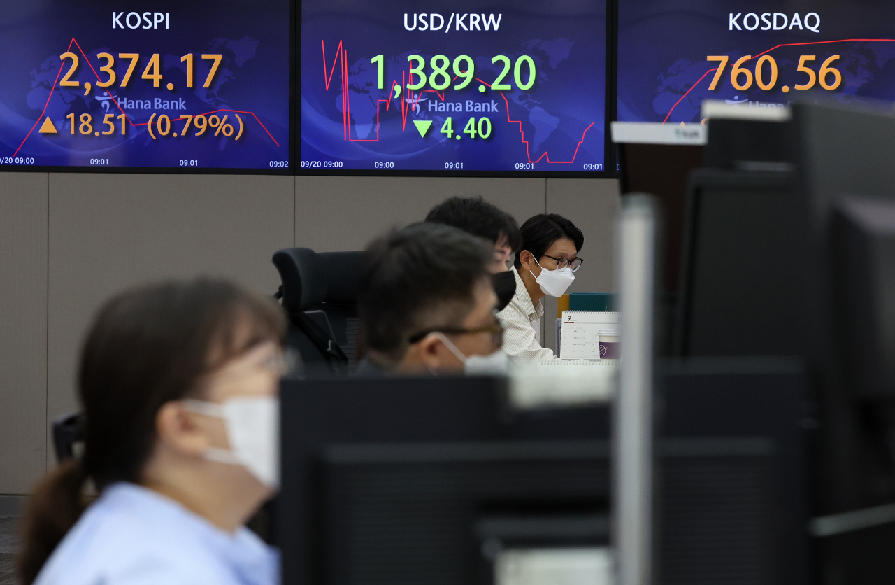 An electronic board showing the Korea Composite Stock Price Index (Kospi) at a dealing room of the Hana Bank headquarters in Seoul on Tuesday. (Yonhap)
