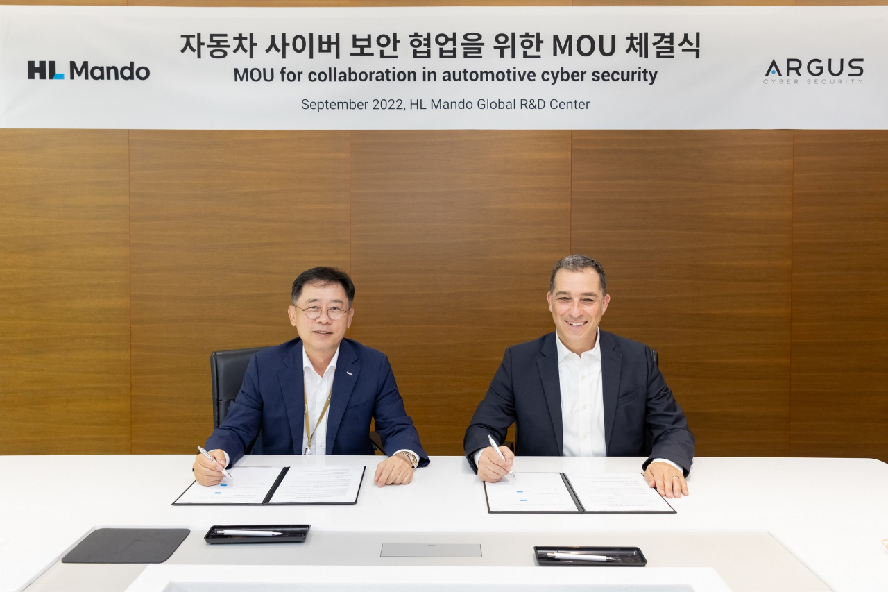조성현(왼쪽) HL만도 CEO와 로넨 스몰리 아르거스 CEO가 차량 사이버 보안 기술 협력 업무협약을 체결하고 있다. [HL만도 제공]