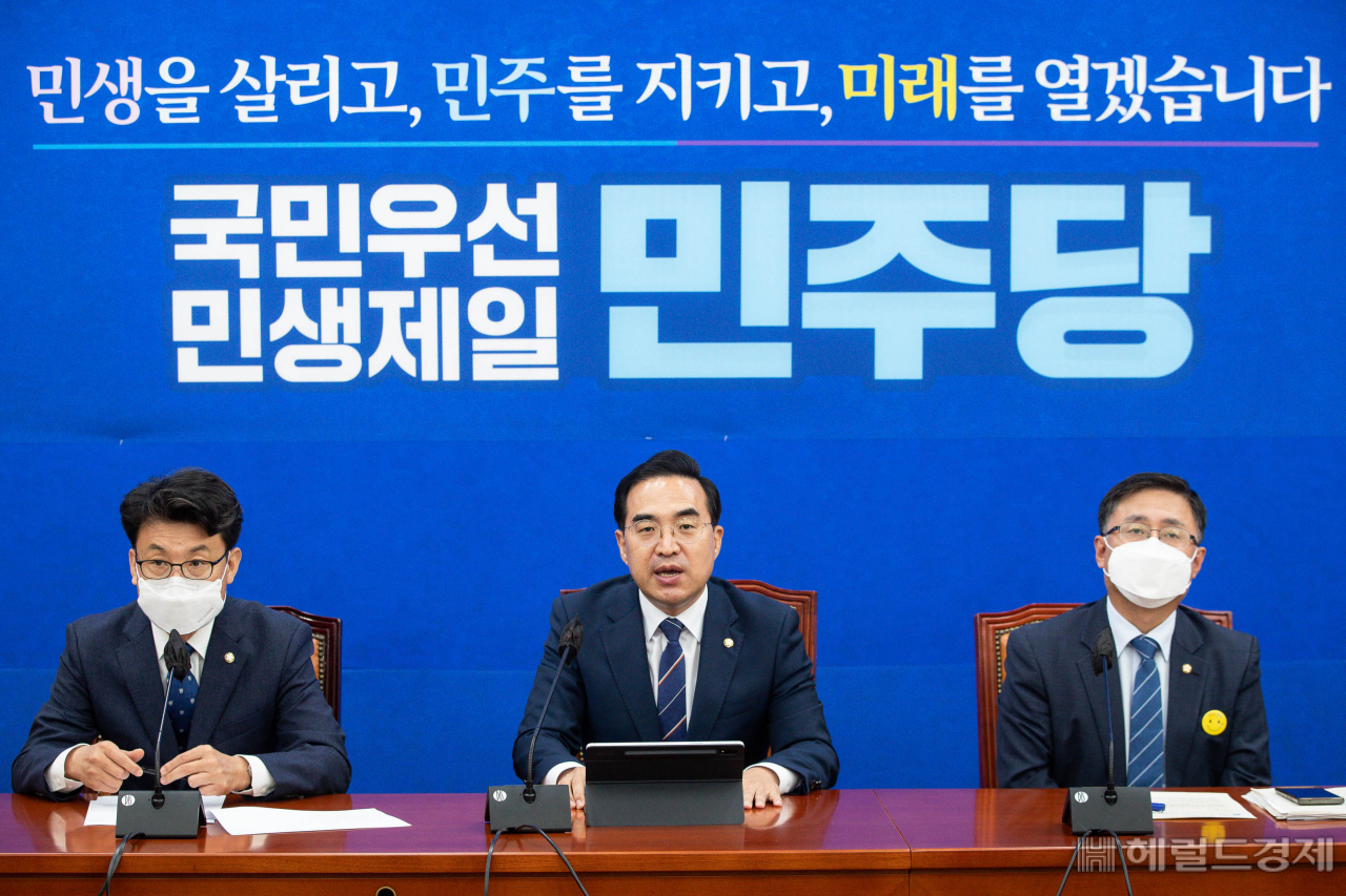 박홍근 더불어민주당 원내대표가 20일 서울 여의도 국회에서 열린 원내대책회의에서 모두 발언을 하고 있다. 이상섭 기자