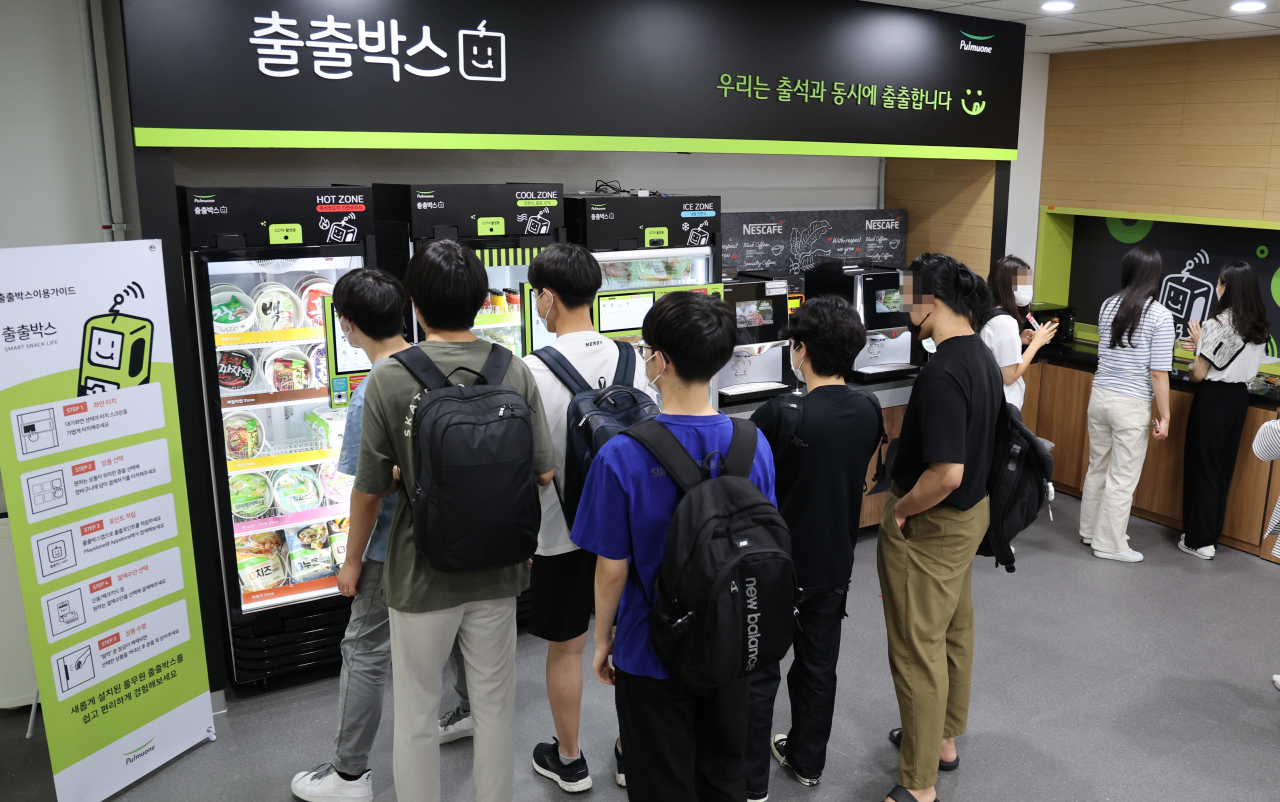 지난 19일 서울대 학생회관에서 밀키트를 판매하고 있는 모습. 서울대 생활협동조합이 풀무원에 수수료를 받고 판매공간을 제공하는 방식으로 운영한다. [연합]