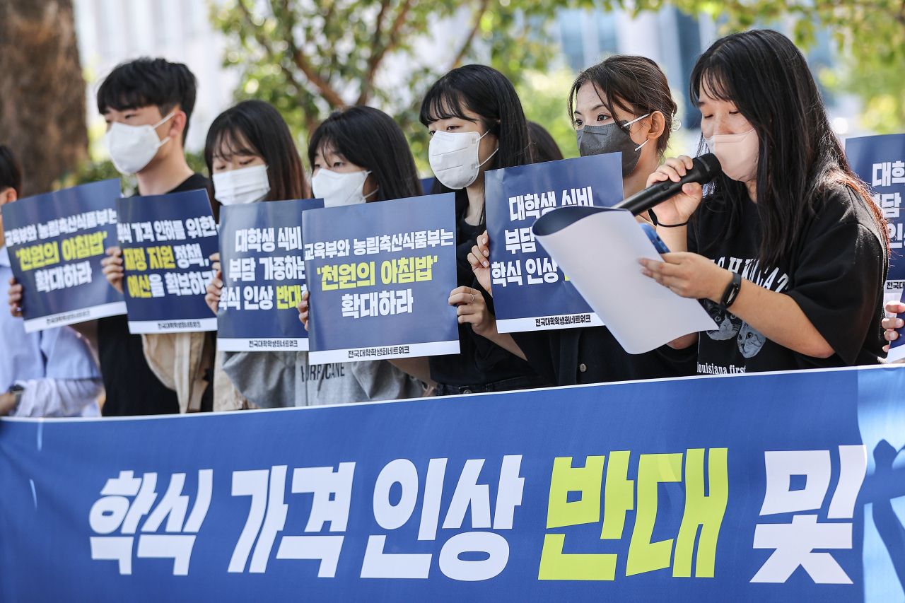 전국대학학생회네트워크 회원들이 지난 7일 오전 서울 용산구 대통령실 인근에서 ‘학식 가격 인상 반대 및 천원의 아침밥 확대 촉구’ 기자회견을 열고 있다. [연합]
