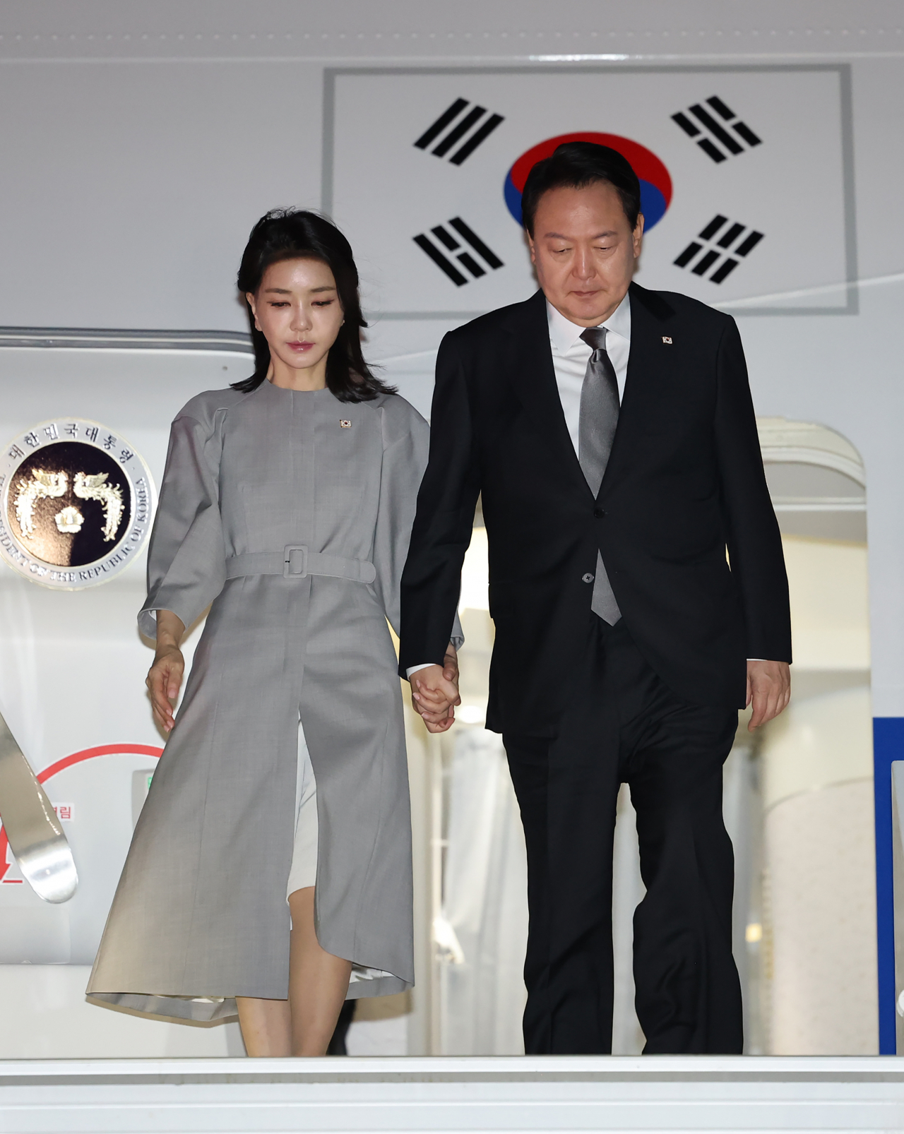 윤석열 대통령과 김건희 여사가 19일(현지시간) 미국 뉴욕 존 F. 케네디 국제공항에 도착, 공군 1호기에서 내리고 있다. [연합]