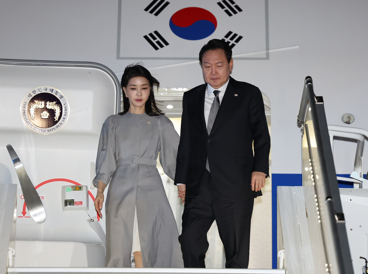 윤석열 대통령과 김건희 여사가 19일(현지시간) 미국 뉴욕 존 F. 케네디 국제공항에 도착해 공군 1호기에서 내리고 있다. [연합]
