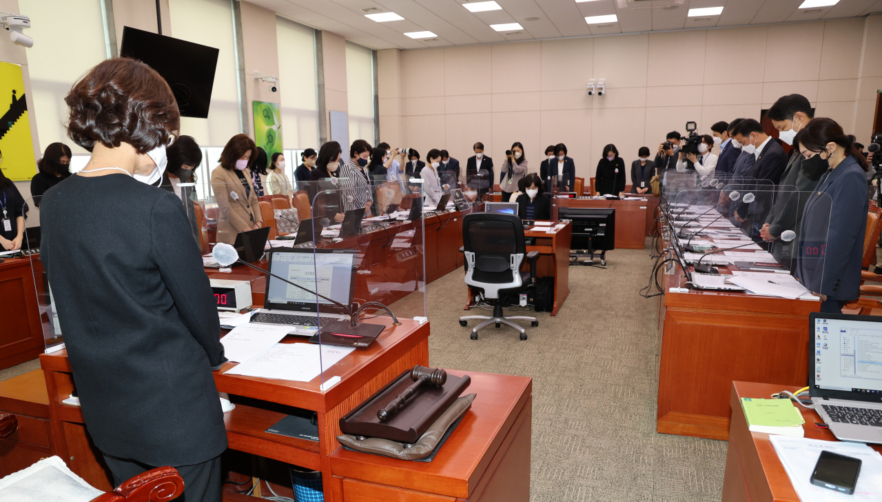 지난 16일 오전 서울 여의도 국회에서 여성가족위원회 전체회의가 열리기에 앞서 권인숙 위원장과 여야 의원들, 김현숙 여성가족부 장관 등 참석자들이 신당역 역무원 피살사건 피해자를 추모하는 묵념을 하고 있다. 이상섭 기자