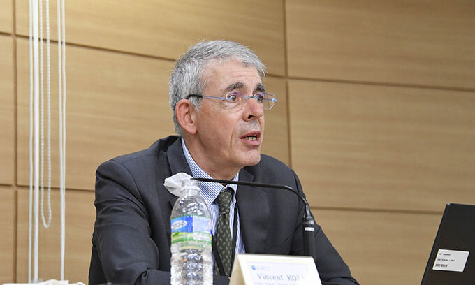 빈센트 코엔(Vincent Koen) OECD 경제검토국 부국장이 19일 정부세종청사에서 열린 OECD 2022년 한국경제보고서 브리핑에서 주요 내용을 발표하고 있다. [기획재정부 제공]
