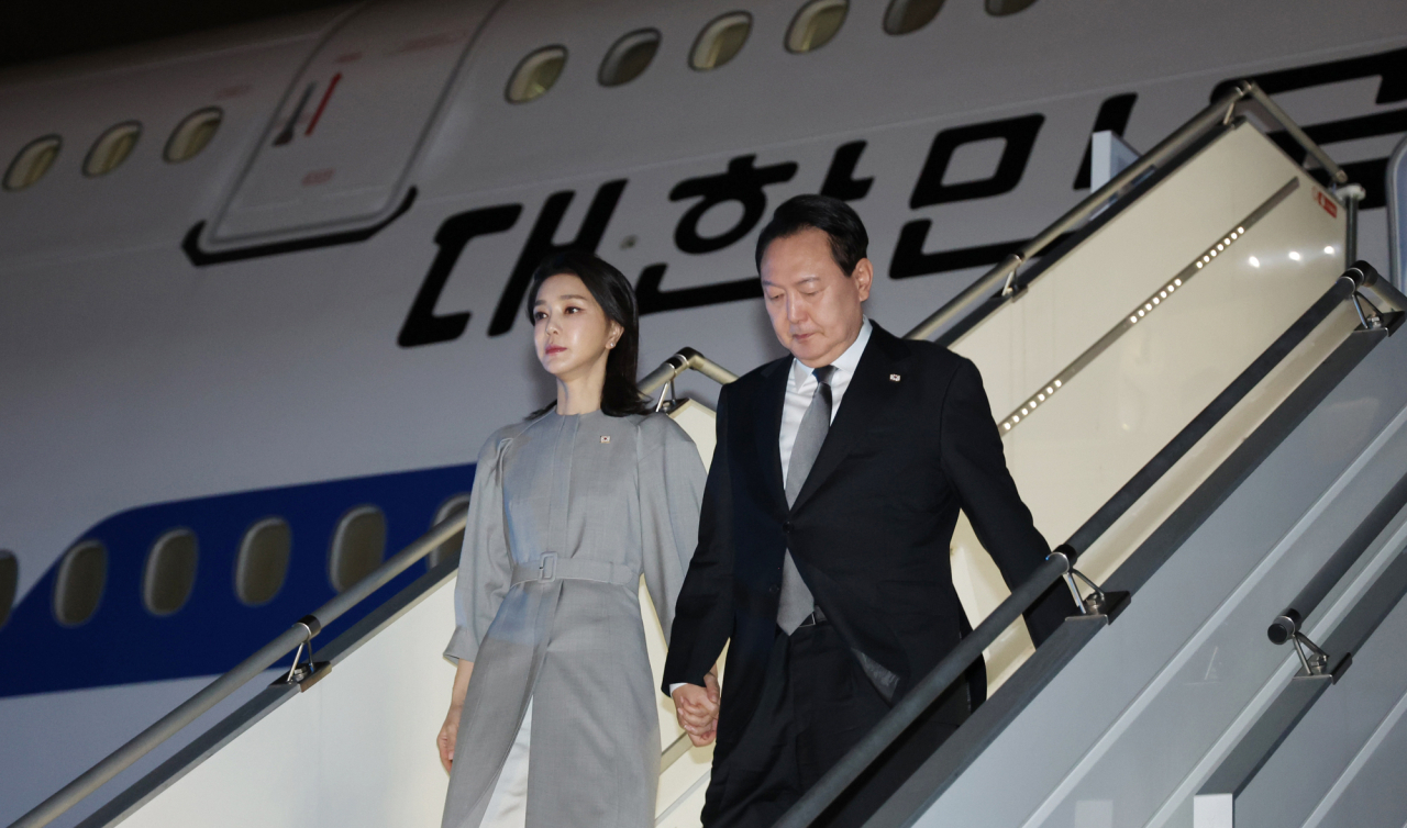 윤석열 대통령과 김건희 여사가 19일(현지시간) 미국 뉴욕 존 F. 케네디 국제공항에 도착, 공군 1호기에서 내리고 있다. [연합]