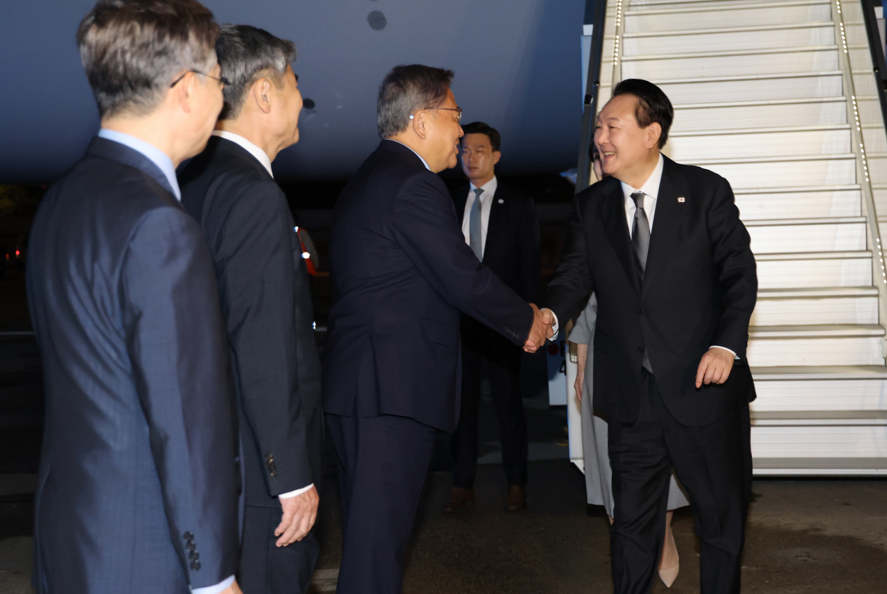 윤석열 대통령이 19일(현지시간) 미국 뉴욕 존 F. 케네디 국제공항에 도착, 영접 나온 박진 외교부 장관과 악수하고 있다. [연합]
