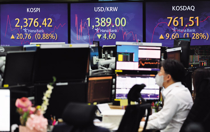 20일 오전 원·달러 환율이 전 거래일(1393.6원)보다 3.6원 내린 1390.0원에 개장한 가운데 서울 명동 하나은행 딜링룸 직원들이 업무를 보고 있다.  박해묵 기자