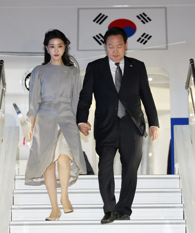 윤석열 대통령과 김건희 여사가 19일(현지시간) 미국 뉴욕 존F케네디국제공항에 도착해 공군 1호기에서 내리고 있다. [연합]
