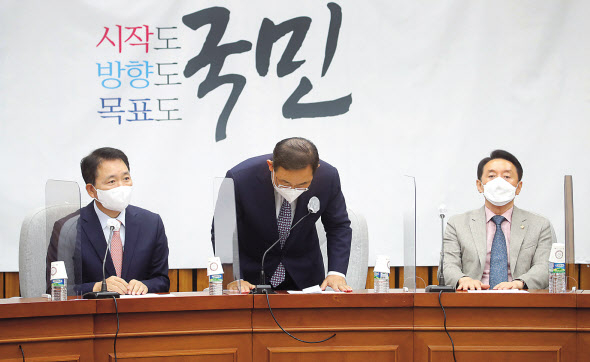 주호영 국민의힘 신임 원내대표가 20일 오전 국회에서 열린 원내대책회의에서 발언 전 인사하고 있다. 이상섭 기자