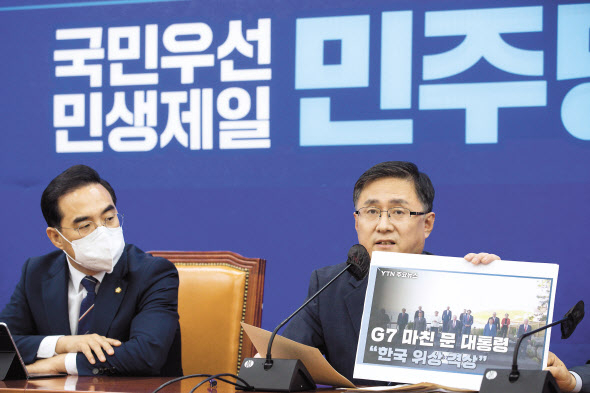 김성환 더불어민주당 정책위의장이 20일 오전 국회에서 열린 원내대책회의에서 발언하고 있다. 이상섭 기자
