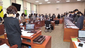 최근 국회에서 여성가족위원회 전체회의가 열리기에 앞서 권인숙 위원장과 여야 의원들, 김현숙 여성가족부 장관 등 참석자들이 신당역 역무원 피살사건 피해자를 추모하는 묵념을 하고 있다. 이상섭 기자
