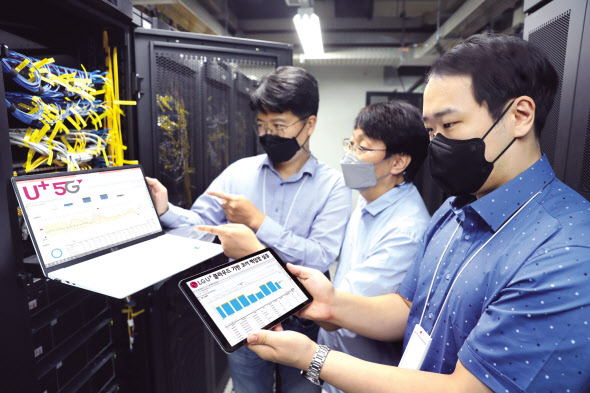 LG유플러스가 아마존웹서비스(Amazon Web Services, 이하 AWS), 삼성전자와 함께 재난 상황에서도 안정적인 망 운용이 가능한 백업망을 구성하는데 성공했다고 20일 밝혔다. 사진은 LG유플러스 직원들이 5G UPF 장비를 살펴보고 있는 모습. [LG유플러스 제공]