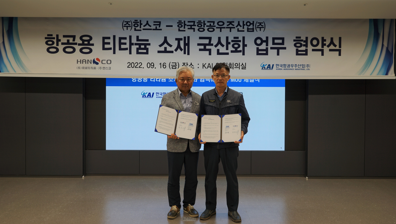 한스코 정창근(왼쪽) 대표이사와 KAI 박규철(오른쪽) 상무가 타이타늄 항공 소재국산화를 위한 업무협약(MOU)을 체결하고 있다. 사진제공=한스코