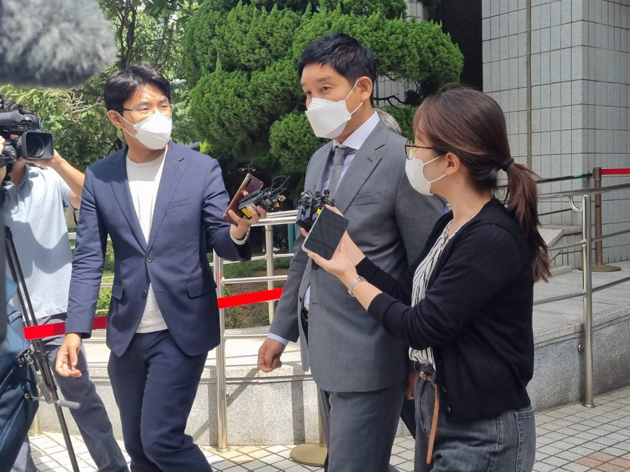 김봉현 전 스타모빌리티 회장이 20일 오전 서울 양천구 서울남부지법을 나서고 있다. 김빛나 기자