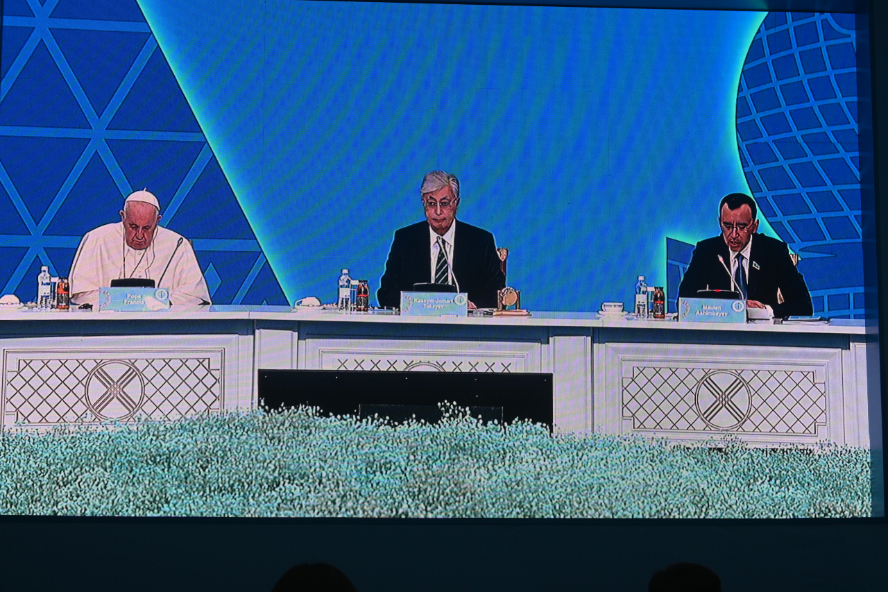 President Kassym-Jomart Tokayev(second from left) and Pope Francis(first from left) attend the opening ceremony of the Seventh Congress of Leaders of World and Traditional Religions in Nur-sultan, Kazakhstan on Sept. 14. (Sanjay Kumar/The Korea Herald)