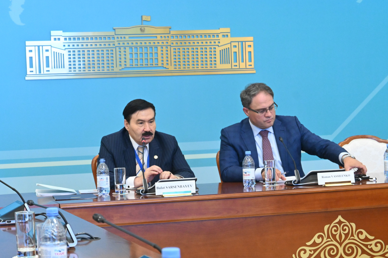 Bulat Sarsenbayev(first from left), the Chair of Kazakhstan’s Nazarbayev Centre for Development of Interfaith and Intercivilizational Dialogue, and Kazakhstan’s Deputy Foreign Minister Roman Vassilenko introduce the agenda and significance of the seventh Congress of Leaders of World and Traditional Religions to a group of visiting foreign journalists at the Kazakhstan Foreign Ministry in Nur-Sultan on Sept. 13 (Sanjay Kumar/The Korea Herald)