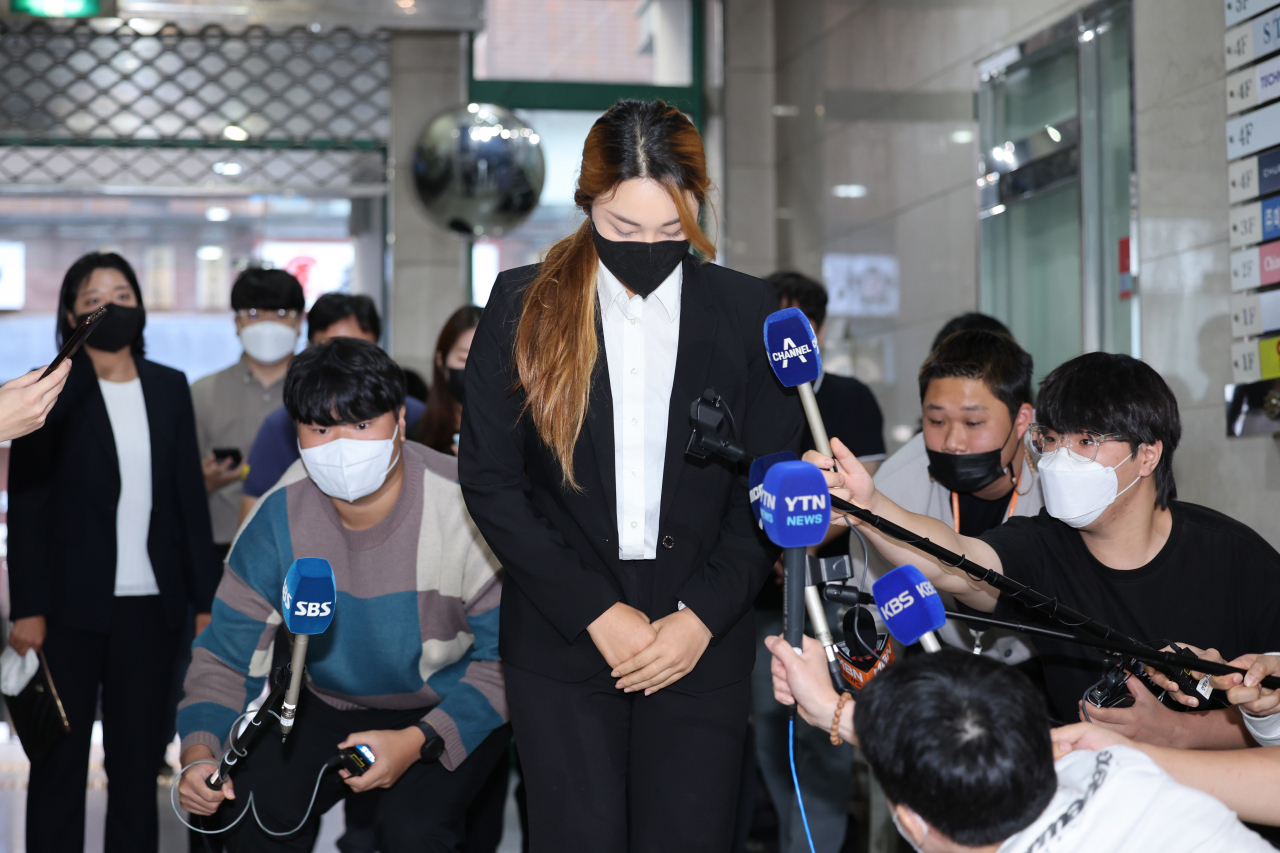 윤이나가 20일 오전 서울 강남구 한국여자프로골프협회(KLPGA) 사무국에서 열린 상벌분과위원회에 출석하며 사과의 인사를 하고 있다. 연합뉴스