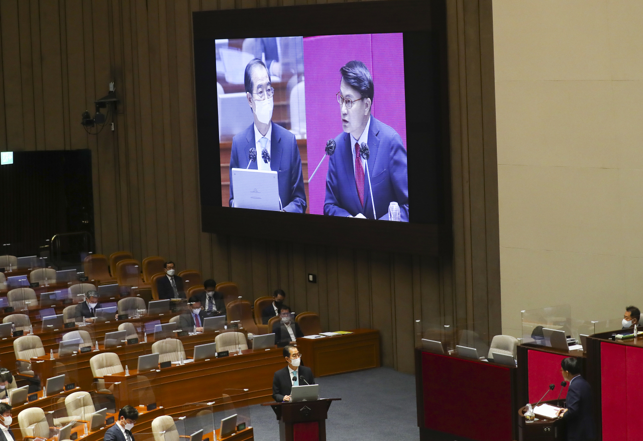 한덕수 국무총리가 20일 오후 국회에서 열린 본회의에서 국민의힘 윤상현 의원의 질문에 답하고 있다. 이상섭 기자
