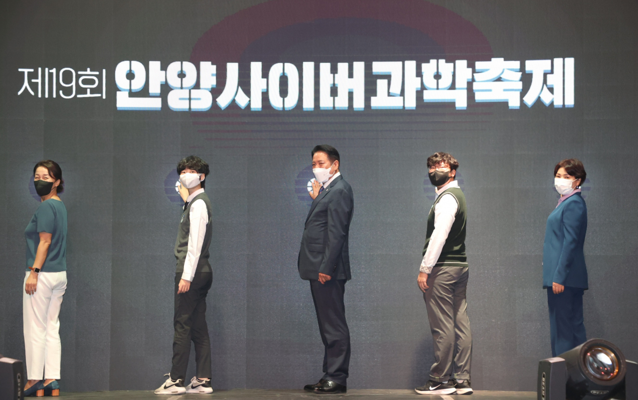 최대호 안양시장(가운데)[안양시 제공]