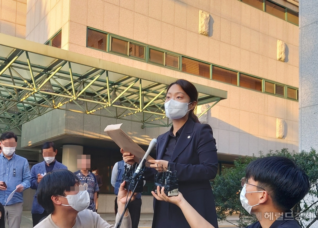 ‘신당역 사건’ 피해자의 법률대리인인 민고은 변호사가 20일 오후 서울 중구 국립중앙의료원 장례식장 앞에서 기자회을 하고 있다. 김희량 기자