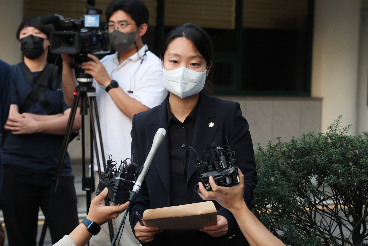 '신당역 스토킹 살인' 사건의 피해자 유족 측 법률대리인 민고은 변호사가 20일 오후 서울 중구 국립중앙의료원 앞에서 유가족의 입장과 관련한 취재진의 질문에 답하는 모습. 연합뉴스