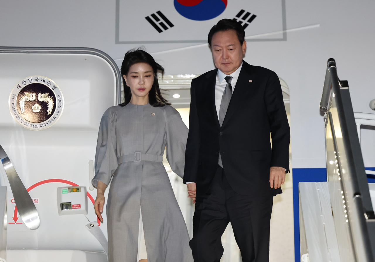윤석열 대통령과 김건희 여사가 19일(현지시간) 미국 뉴욕 존 F. 케네디 국제공항에 도착, 공군 1호기에서 내리고 있다. [연합]