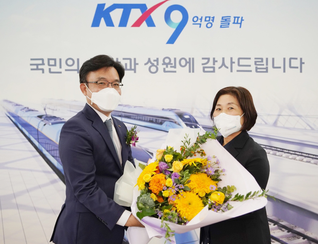 왼쪽이 9억번째 승객 김다원씨