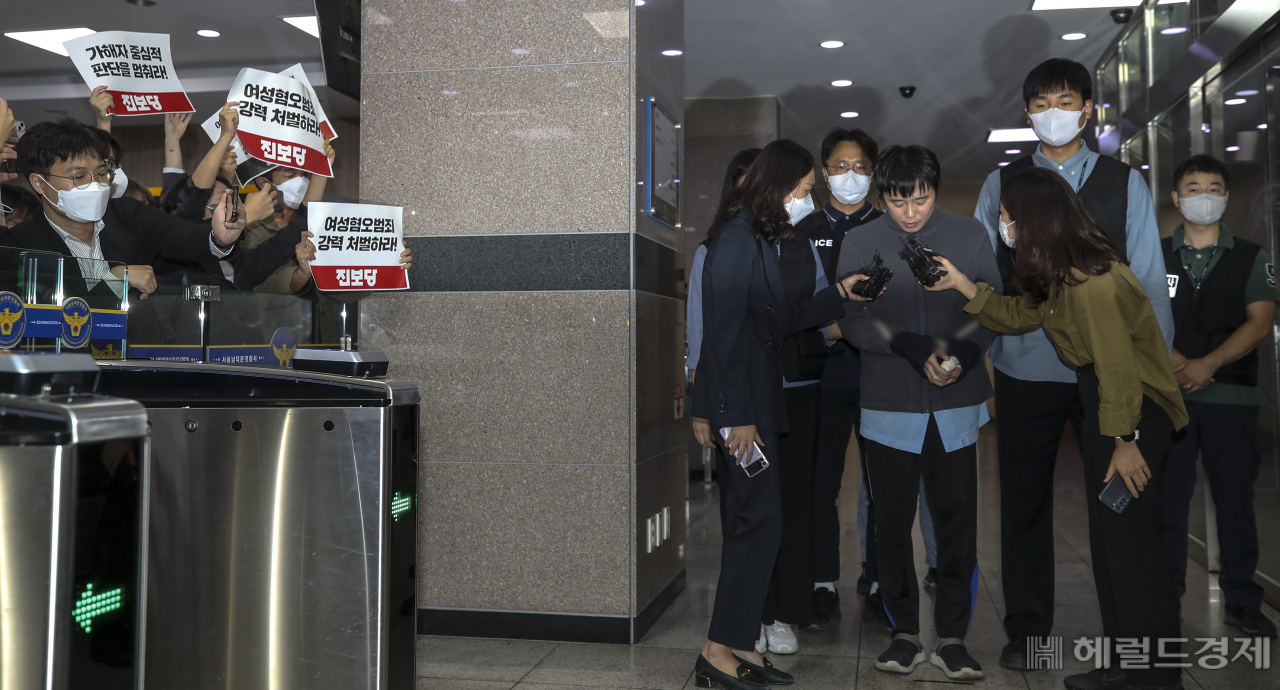 서울 지하철 2호선 신당역 여자화장실에서 20대 여성 역무원을 살해한 피의자인 31세 전주환이 21일 서울 남대문경찰서에서 검찰로 송치되고 있다. 임세준 기자