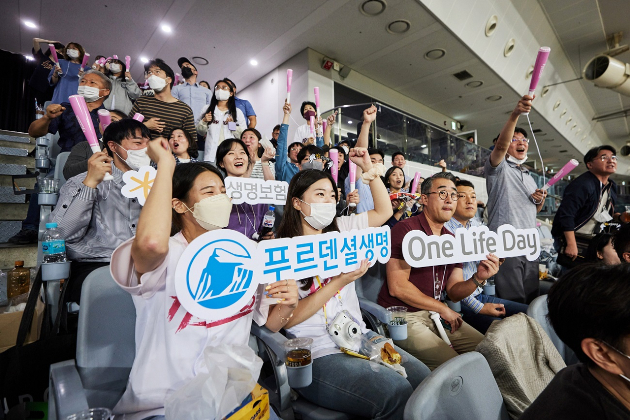 지난 20일 서울 고척 스카이돔에서 열린 키움 히어로즈와 삼성 라이온즈 프로야구 경기에서 푸르덴셜생명보험과 KB생명보험 임직원들이 함께 열띤 응원을 펼치고 있다.