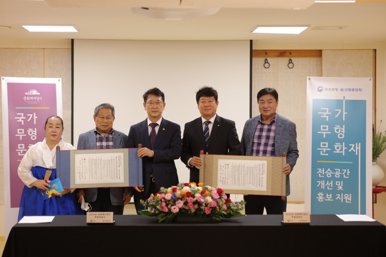 신협중앙회와 문화재청은 20일 경복궁 흥복전에서 ‘무형문화재 전승 활동 후원 약정식’을 진행했다. 사진 왼쪽부터 빈순애 강릉단오제 보유자, 안치용 한지장 보유자, 최응천 문화재청장, 김윤식 신협중앙회장, 김동식 선자장 보유자.[신협중앙회 제공]