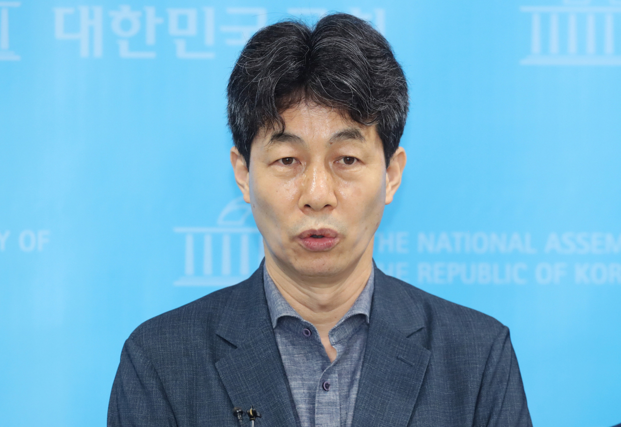윤건영 더불어민주당 서해 공무원 사망사건 TF 위원이 국회 소통관에서 열린 흉악 범죄 북한 주민 북송 관련 팩트체크 기자회견에서 취재진의 질문에 답하고 있다. 이상섭 기자