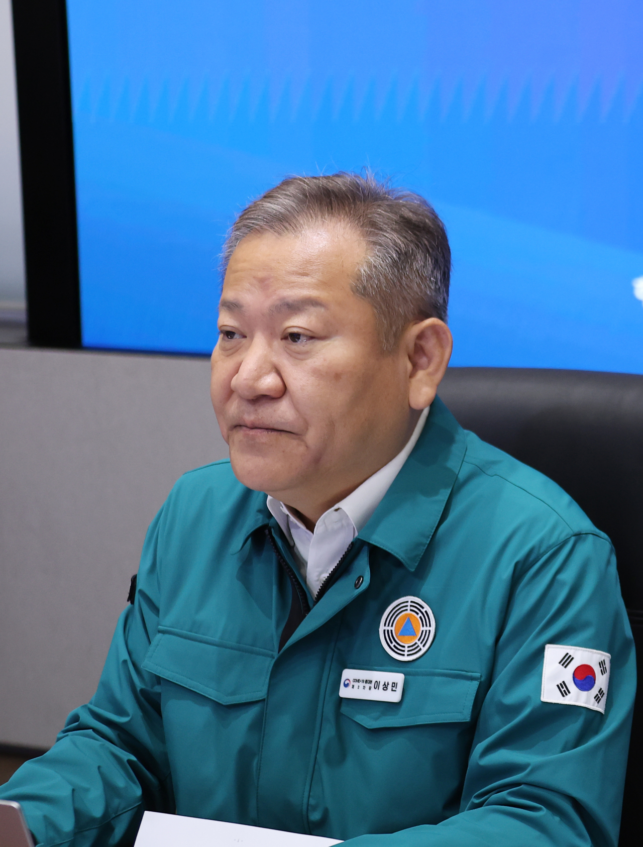 이상민 중앙재난안전대책본부 2차장(행정안전부 장관)이 21일 오전 정부서울청사 중앙재난안전상황실 서울상황센터에서 열린 코로나19 대응 중대본 회의를 주재하고 있다. [연합]