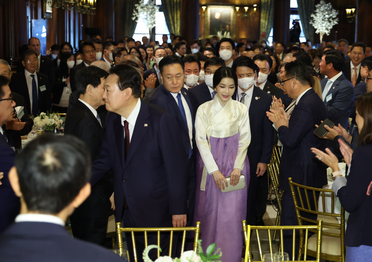 윤석열 대통령과 김건희 여사가 20일(현지시간) 미국 뉴욕 시내 한 연회장에서 열린 교포간담회에 입장하고 있다. [연합]