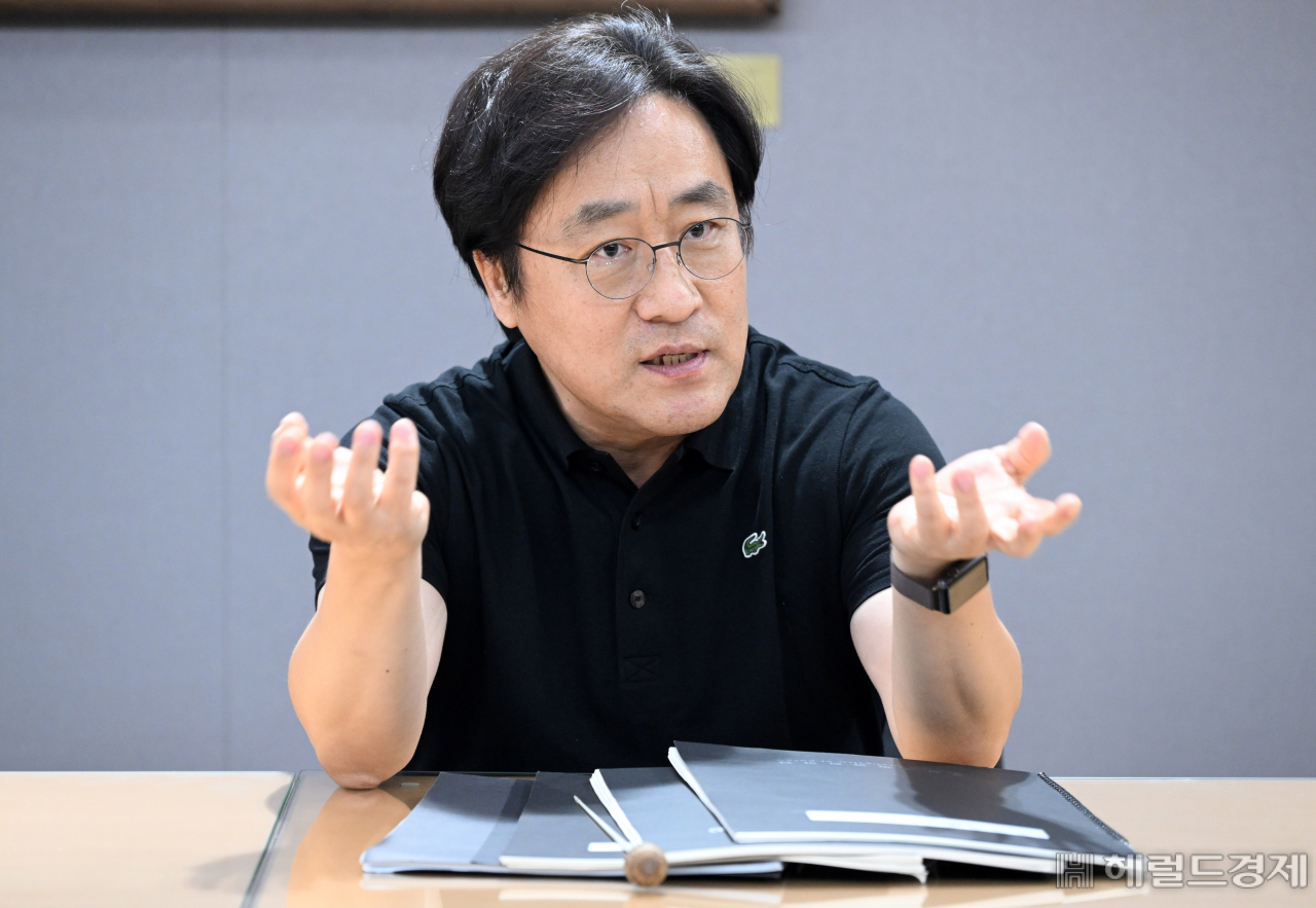 장윤성 지휘자는 국립국악관현악단과의 첫 만남에 “처음엔 재밌을 것 같았다가, 악보를 익히고 난 뒤엔 내가 왜 이걸 하려고 했을까 난감했다”고 말하며 웃었다. 임세준 기자