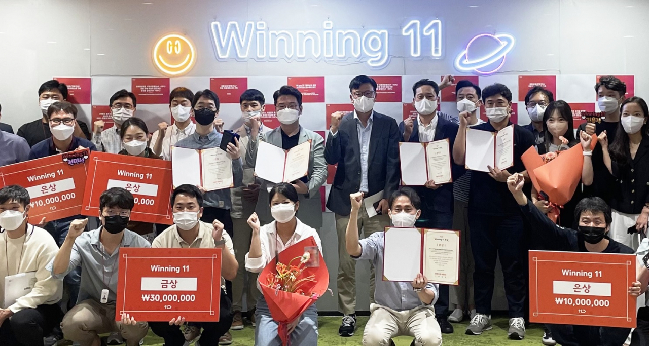 11번가가 구성원 참여형 포상제도 ‘Winning11’을 통해 상반기 탁월한 성과와 새로운 도전, 혁신을 통해 사업 성장에 기여한 9개 사례를 선정하고, 총 1억1000만원의 상금을 수여했다. 지난 20일 서울 중구 11번가 사옥에서 열린 시상식에서 수상팀이 기념사진을 찍고 있다. [11번가 제공]