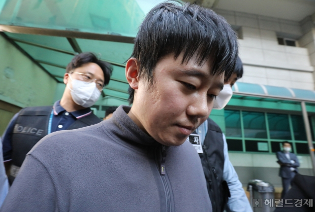 서울 지하철 2호선 신당역 여자화장실에서 20대 여성 역무원을 살해한 피의자인 31세 전주환이 21일 서울 남대문경찰서에서 검찰로 송치되고 있다. 임세준 기자